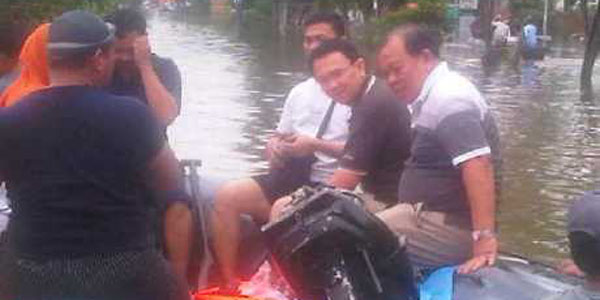 Ahok Tinjau Pengerjaan Tanggul Sunter