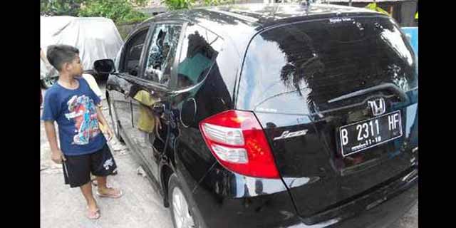 Pengemudi Jazz Ini Dihajar Warga Gara-gara Ngebut di Kampung