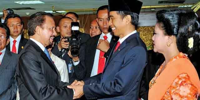 Sultan Brunei Anugerahi Jokowi Bintang Kehormatan