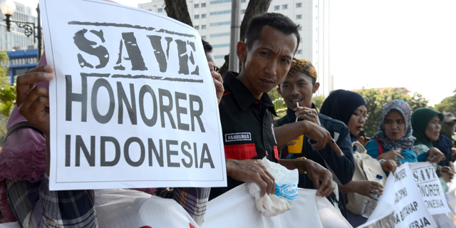 FOTO: Demo Para Guru Honorer Di Istana Menuntut Pengangkatan Jadi PNS