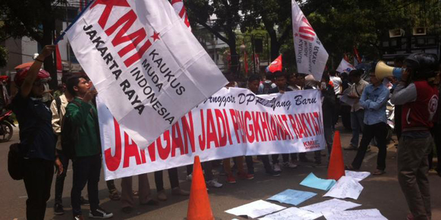 Mahasiswa Demo DPRD DKI Jakarta Desak APBD 2015 Segera Disahkan