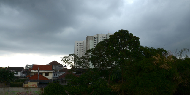 Hari Ini Hujan Akan Guyur Jakarta Seharian