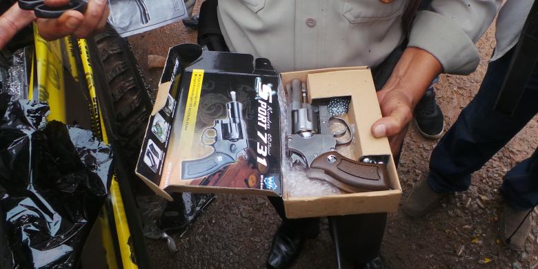 Pengemudi Mobil Yang Nabrak Warga di Jatinegara Bawa Pistol, Dapat Dari Mana?