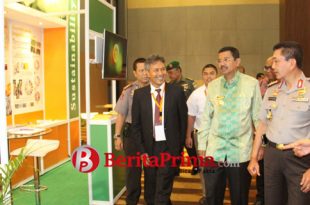 Gubernur Sumut Tengku Erry Nuradi meninjau pameran dalam acara pembukaan Indonesia Palm Oil Stakeholder Forum (IPOS Forum) di Hotel Santika Dyandra, Jl Maulana Lubis Medan, Kamis (1/9/2016).