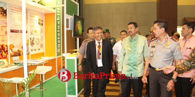 Gubernur Sumut Tengku Erry Nuradi meninjau pameran dalam acara pembukaan Indonesia Palm Oil Stakeholder Forum (IPOS Forum) di Hotel Santika Dyandra, Jl Maulana Lubis Medan, Kamis (1/9/2016).