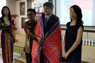 Plt Dubes AS Brian McFeeters, diberikan ulos usai memberikan kuliah umum kepada mahasiswa Unpri